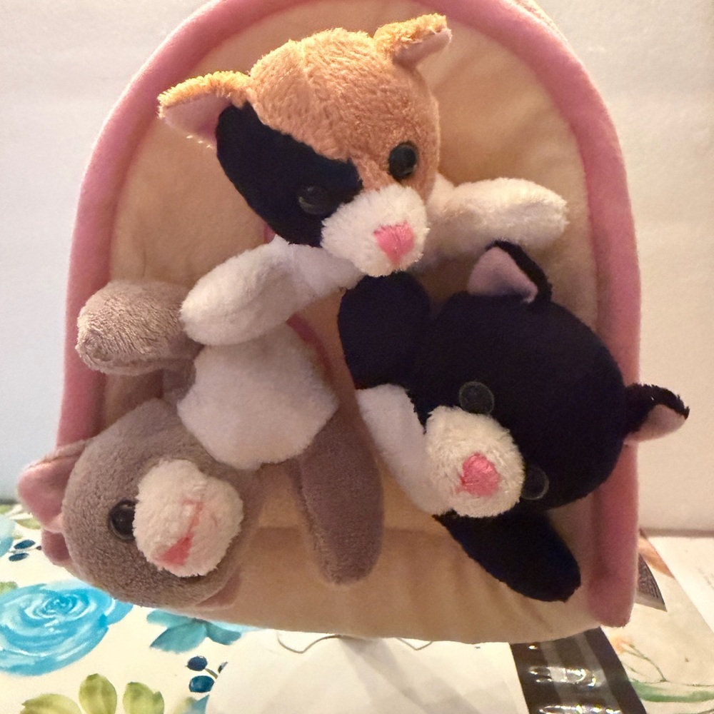Unipak Cat House With 3 Stuffed kitty Cats in Kitten House